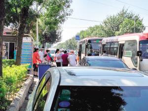 大學城地鐵站外有“黑車” 擠占公交站區攬客